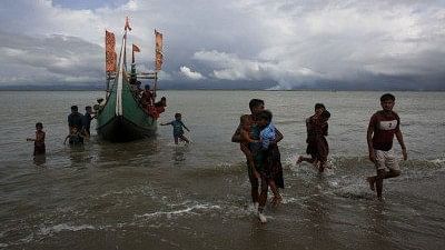 Rohingya refugees arrive at Shah Porir Dwip in Dakhinpara of Bangladesh from Rasidong in Myanmar.