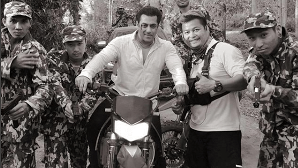 Salman Khan poses with his co-stars on the sets of <i>Race 3</i>.