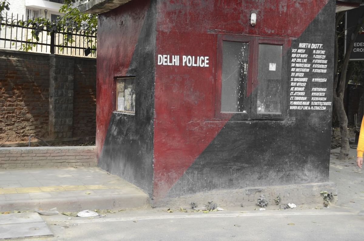 A Delhi Police booth constructed on the footpath obstructing the tactile pavement.