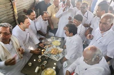Rahul munches on 'pakodas, bhajjis' in north Karnataka town