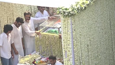 Mumbai: Producer Boney Kapoor accompany the body of late actress Sridevi to the Vile Parle Seva Samaj Crematorium and Hindu Cemetery for cremation in Mumbai on Feb 28, 2018. (Photo: IANS)