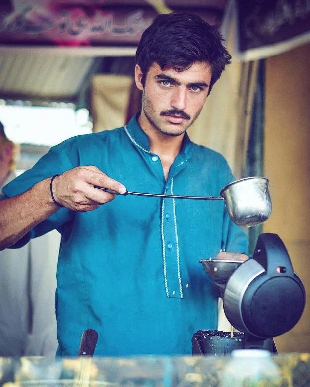 The picture of <i>chaiwala </i>Arshad Khan that went viral.