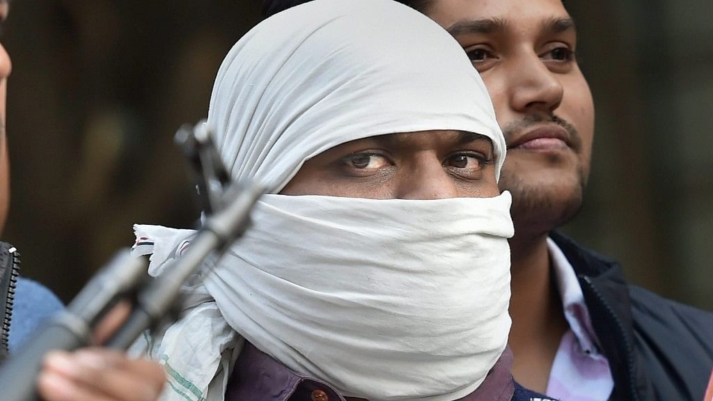 <div class="paragraphs"><p>Ariz Khan alias Junaid, sentenced to death in the Batla House encounter case, being taken to a court by Delhi Police Special Cell personnel.</p></div>