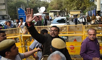 New Delhi: Karti Chidambaram, son of former Finance Minister P. Chidambaram who was arrested by the CBI from Chennai in connection with its ongoing probe into the INX media case, being taken to be produced at Patiala House Court in New Delhi on Feb 28, 2018. (Photo: IANS)