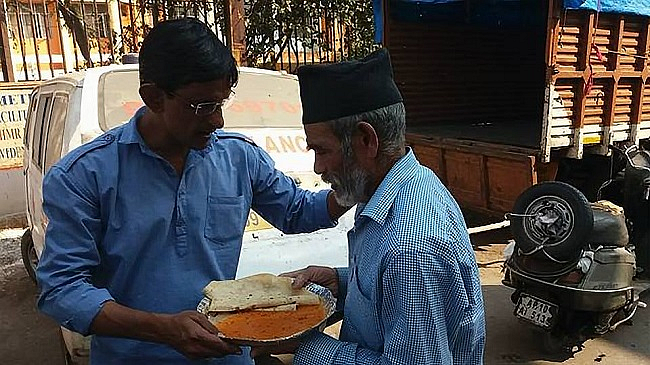 #GoodNews: This Hyderabad Man Feeds the Poor Two Rotis Every Day