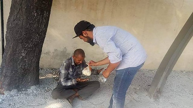 #GoodNews: This Hyderabad Man Feeds the Poor Two Rotis Every Day