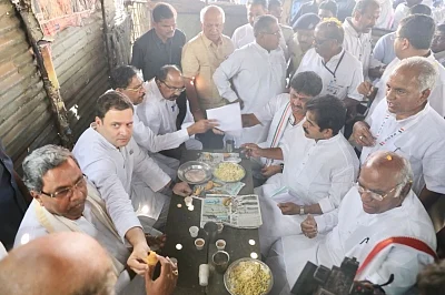 Bengaluru: Congress President Rahul Gandhi enjoys pakodas with Karnataka Chief Minister Siddaramaiah and other party leaders during the third day of