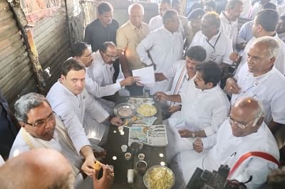 Rahul munches on 'pakodas, bhajjis' in north Karnataka town