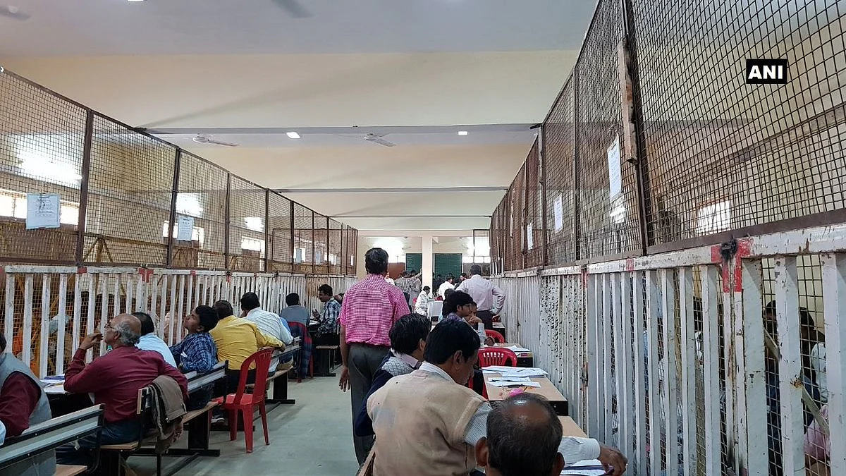 Counting centre in Kolaras.