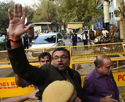 New Delhi: Karti Chidambaram, son of former Finance Minister P. Chidambaram who was arrested by the CBI from Chennai in connection with its ongoing probe into the INX media case, being taken to be produced at Patiala House Court in New Delhi on Feb 28, 2018. (Photo: IANS)