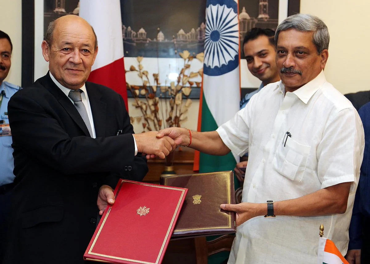 Former Defence Minister Manohar Parrikar exchanging the Rafale contract document with his French counterpart Jean-Yves Le Drian.