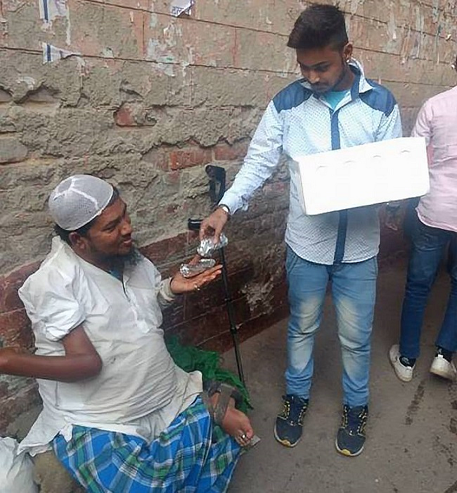 #GoodNews: This Hyderabad Man Feeds the Poor Two Rotis Every Day