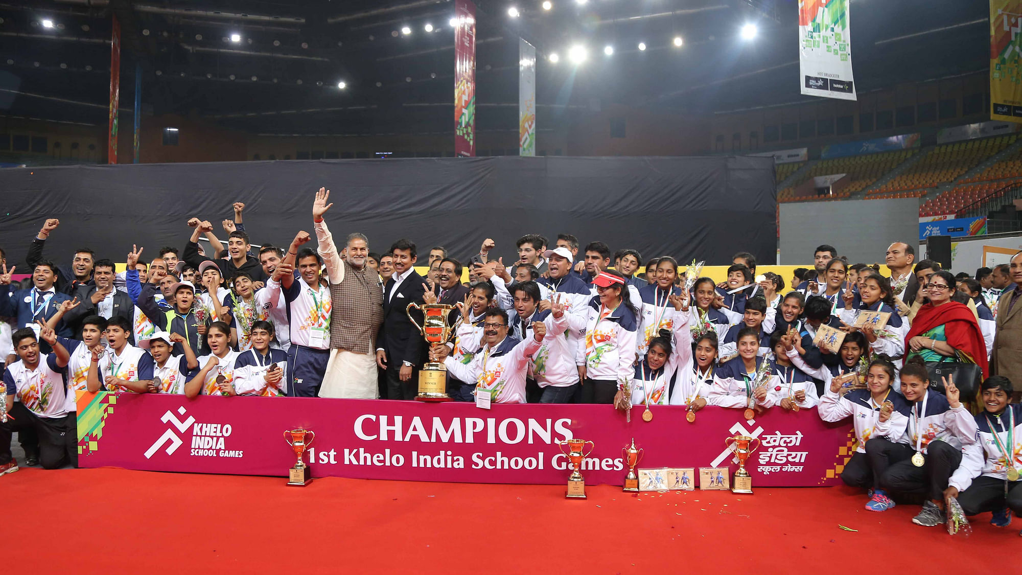 Col. Rajyavardhan Singh Rathore , MOS (I/C) for Youth Affairs and Sports presenting the Winners trophy to Haryana’s players.