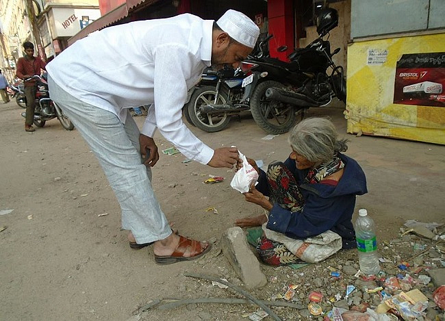 #GoodNews: This Hyderabad Man Feeds the Poor Two Rotis Every Day