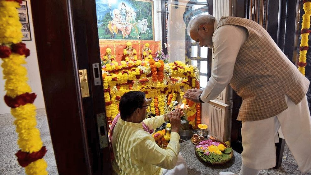Prime Minister Narendra Modi offers prayers at Shiva temple in Muscat. &nbsp;
