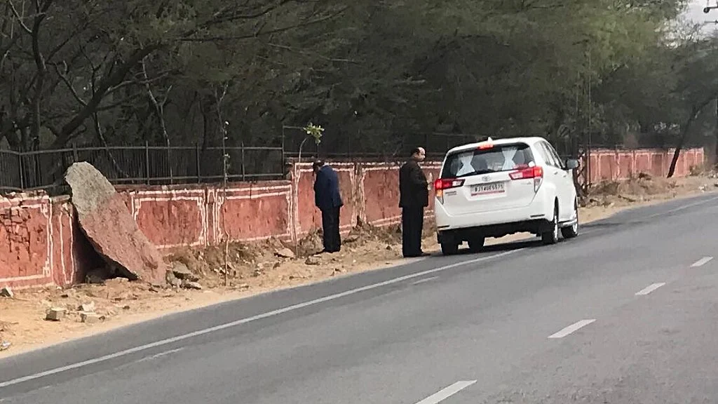 A picture of Karnataka Health Minister Kalicharan Saraf urinating on the walls in Jaipur.