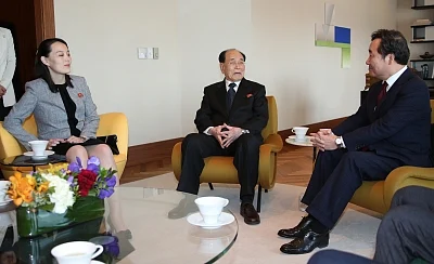 Seoul: South Korean Prime Minister Lee Nak-yon (R) talks with North Korean leader Kim Jong-un