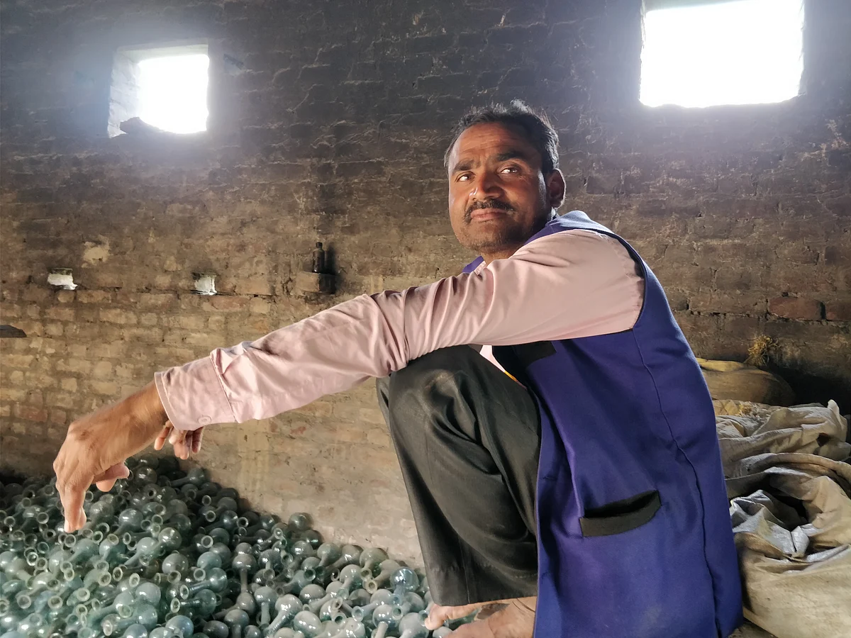 Ajay Pal Singh at Dulu Mian’s hut where he explains the dynamics of Gangajali-making and how it has helped endure Hindu-Muslim relations in Kadarbadi village. 