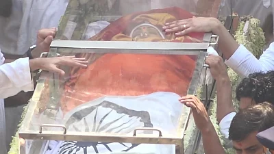 Mumbai: Producer Boney Kapoor accompany the body of late actress Sridevi to the Vile Parle Seva Samaj Crematorium and Hindu Cemetery for cremation in Mumbai on Feb 28, 2018. (Photo: IANS)