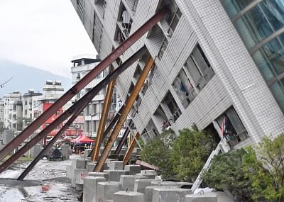 TAIPEI, Feb. 8, 2018 (Xinhua) -- Photo taken on Feb. 8, 2018 shows the damaged Yun Men Tusi Ti building in Hualien, southeast China