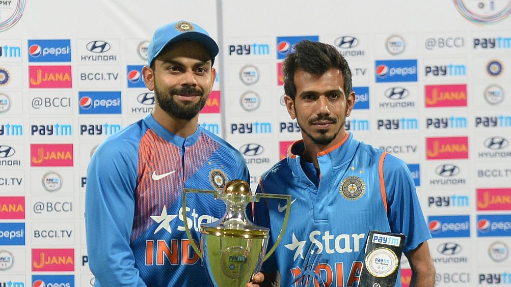 Virat Kohli and Yuzvendra Chahal with the team’s series trophy and man-of-the-match award.