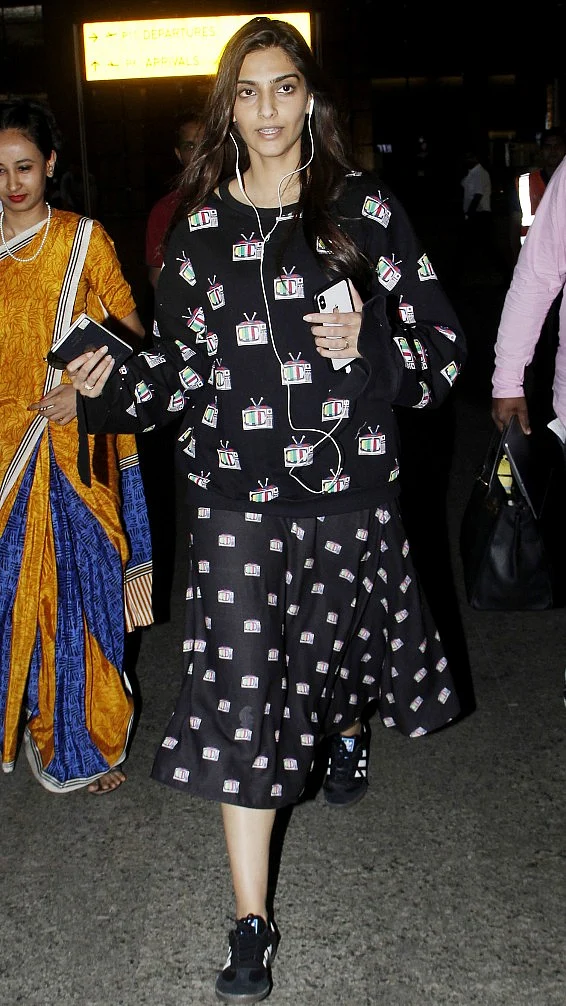 Sonam Kapoors nails monochrome look.