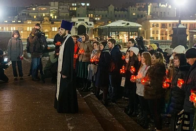 MOSCOW, Feb. 12, 2018 (Xinhua) -- People attend a memorial service to mourn the victims in the AN-148 passenger jet crash near the Cathedral of Christ the Saviour in Moscow, Russia, on Feb. 12, 2018. Rescuers have presumably recovered the second flight data recorder of the AN-148 passenger jet that crashed in the Moscow region on Sunday, the Russian Emergencies Ministry said Monday. On Sunday, an Antonov-148 of Saratov Airlines bound for the city Orsk in Russia