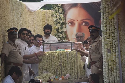 Mumbai: Producer Boney Kapoor and actors Anil Kapoor, Arjun Kapoor, Sanjay Kapoor and Mohit Marwah accompany the body of late actress Sridevi to the Vile Parle Seva Samaj Crematorium and Hindu Cemetery for cremation in Mumbai on Feb 28, 2018. (Photo: IANS)