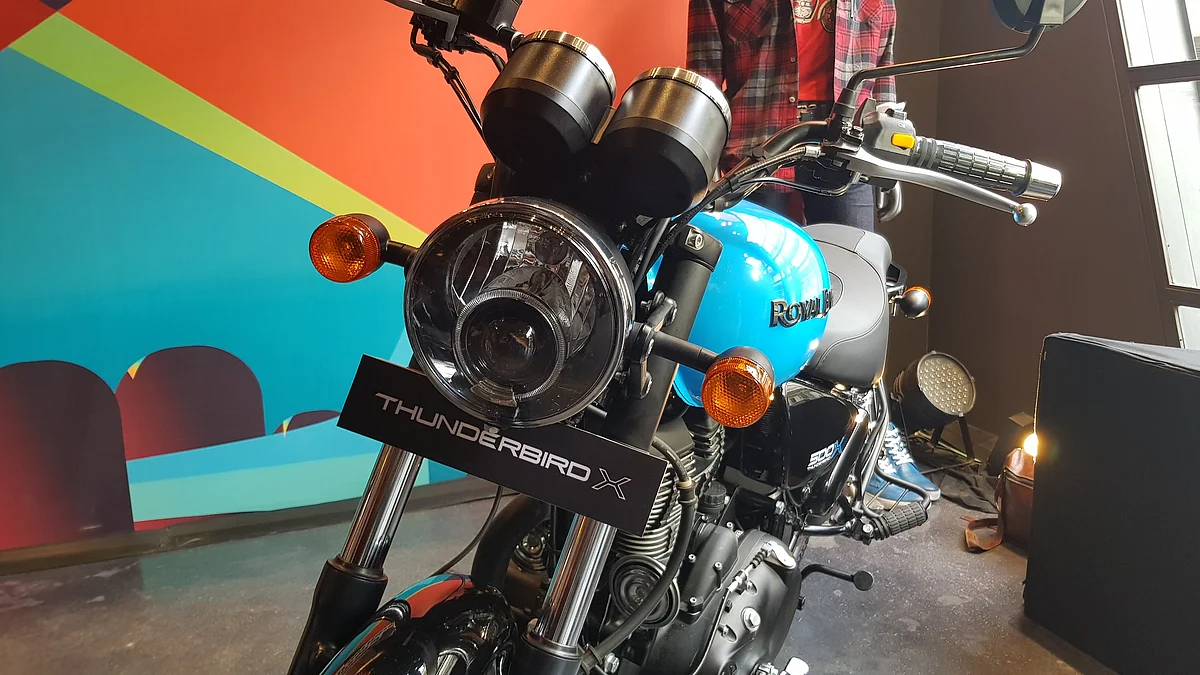 Round-shaped headlamp on the Thunderbird X. 