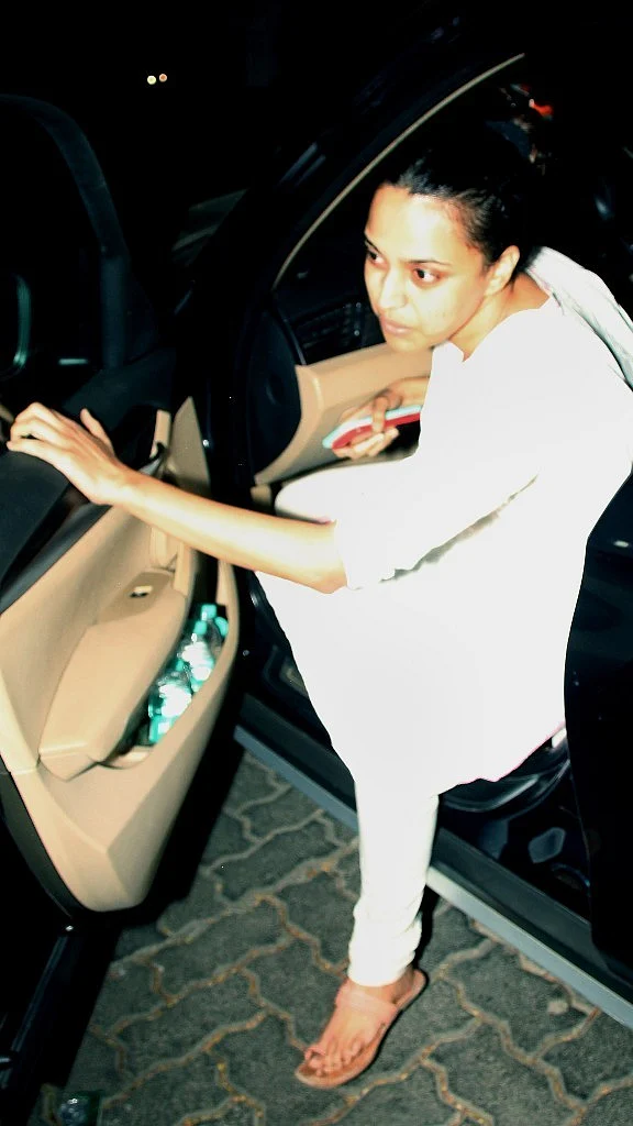 Swara Bhaskar pays a visit to the Kapoor family. 
