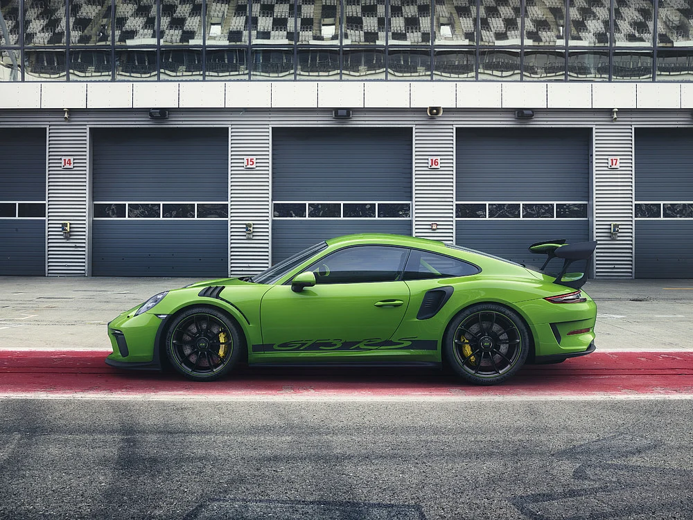 The 911 GT3 RS weighs only 1,430 kg, thanks to the use of lightweight panels. 