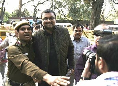 New Delhi: Karti Chidambaram, son of former Finance Minister P. Chidambaram who was arrested by the CBI from Chennai in connection with its ongoing probe into the INX media case, being taken to be produced at Patiala House Court in New Delhi on Feb 28, 2018. (Photo: IANS)