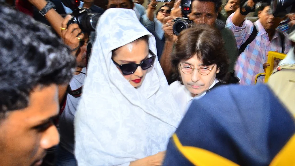 Veteran Actor Rekha pays a visit to Kapoor family.