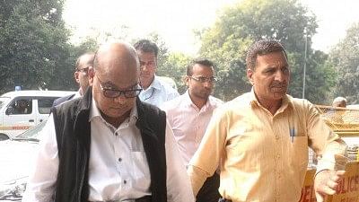 New Delhi: Rotomac owner Vikram Kothari and his son Rahul Kothari being take to Patiala House Court.