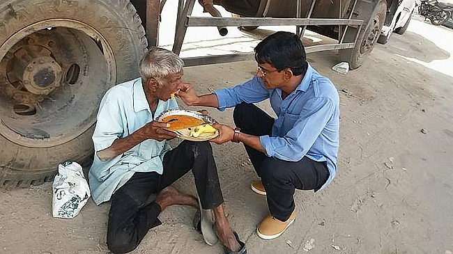 #GoodNews: This Hyderabad Man Feeds the Poor Two Rotis Every Day