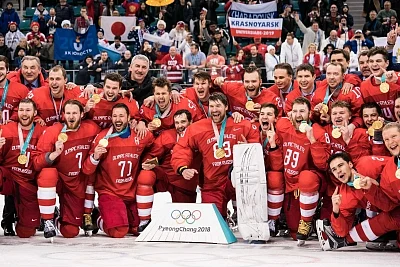 PYEONGCHANG, Feb. 25, 2018 (Xinhua) -- Olympic athletes from Russia pose for photos after winning men