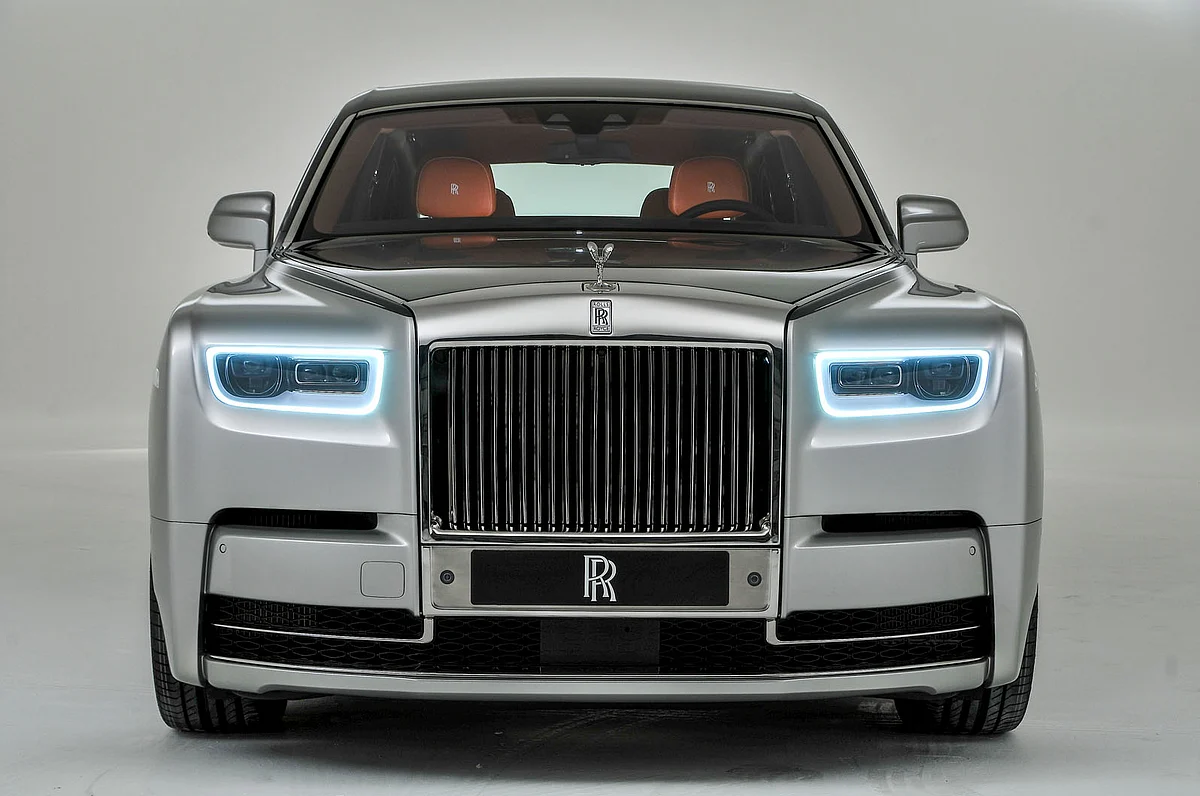 The Rolls Royce Phantom has a 6.75 litre, V-12 engine. 