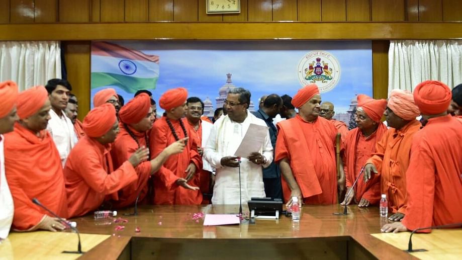 CM Siddaramaiah with the section of seers supporting new religion for Lingayats.