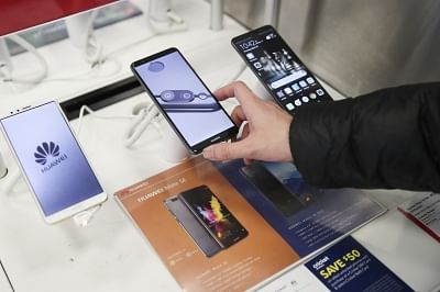 NEW YORK, March 22, 2018 (Xinhua) -- A man tries a mobile phone made in China at a Best Buy store in New York, the United States, on March 22, 2018. Despite strong warnings from business groups and trade experts, U.S. President Donald Trump on Thursday signed a memorandum that could impose tariffs on up to 60 billion U.S. dollars of imports from China, the latest unilateral move that poses a threat to global trade. (Xinhua/Wang Ying/IANS)