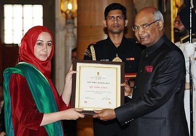 New Delhi: President Ram Nath Kovind presents Nari Shakti Puruskar for the year 2017 to Mehvish Mushtaq, Srinagar, during a programme organised on International Women’s Day, at Rashtrapati Bhavan, in New Delhi on March 8, 2018. (Photo: IANS/PIB)