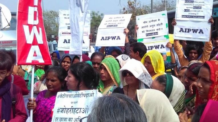 All India Progressive Women’s Association (AIPWA) staged a protest and submitted a memorandum to Vasant Kunj police station over alleged molestation against a JNU professor.