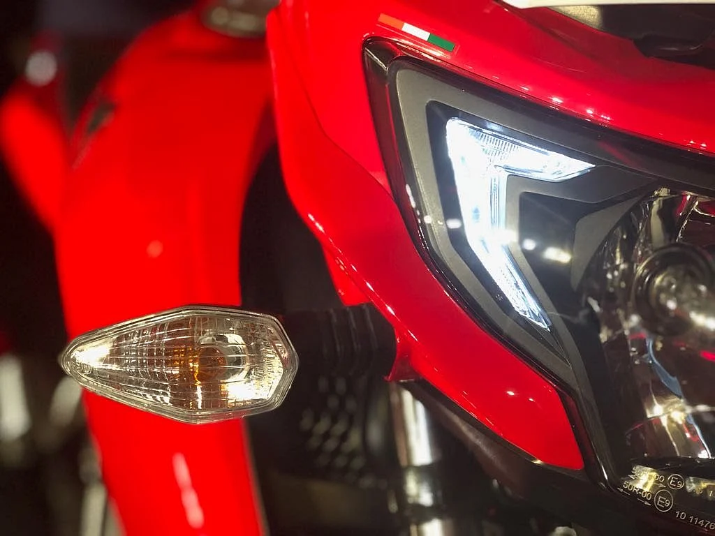 The turn indicators have been inspired from the Apache RTR 200