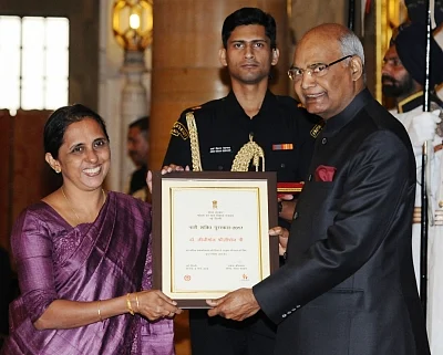 New Delhi: President Ram Nath Kovind presents Nari Shakti Puruskar for the year 2017 to Dr. Lizymol Philipose Pamadykandathil, Thiruvananthapuram during a programme organised on International Women’s Day, at Rashtrapati Bhavan, in New Delhi on March 8, 2018. (Photo: IANS/PIB)