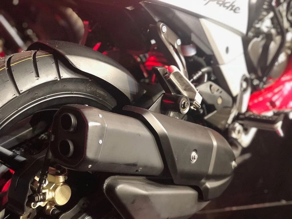 The elevated shotgun exhaust on the new Apache 160 4V