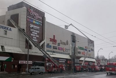 MOSCOW, March 25, 2018 (Xinhua) -- Members of the emergency ministry fire service try to put out the fire at the Zimnyaya Vishnya shopping mall in Kemerovo, Russia, on March 25, 2018. At least 37 people were killed in a fire in a shopping mall in south central Russia