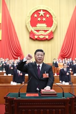 BEIJING, March 17, 2018 (Xinhua) -- Xi Jinping takes a public oath of allegiance to the Constitution in the Great Hall of the People in Beijing, capital of China, March 17, 2018. Xi was elected Chinese president and chairman of the Central Military Commission of the People