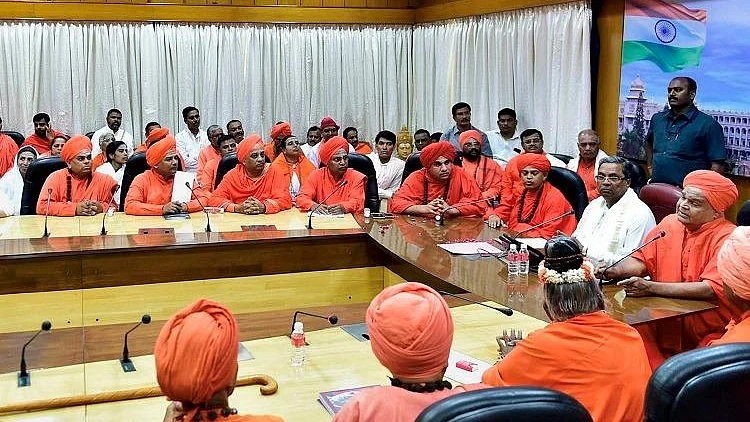 Siddaramaiah interacting with Lingayat leaders. 