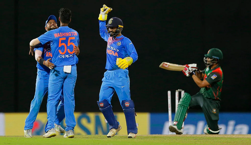 Washington Sundar celebrates a wicket with his teammates.