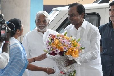 Howrah: Telangana Chief Minister K Chandrasekhar Rao greets West Bengal Chief Minister Mamata Banerjee in the presence of TRS Secretary General K Keshava Rao, as he arrives to meet her at Nabanna in Howrah on March 19, 2018. (Photo: IANS)