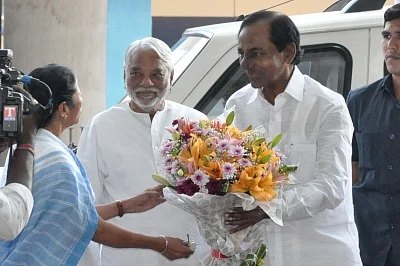 KCR, Mamata pitch for Federal Front